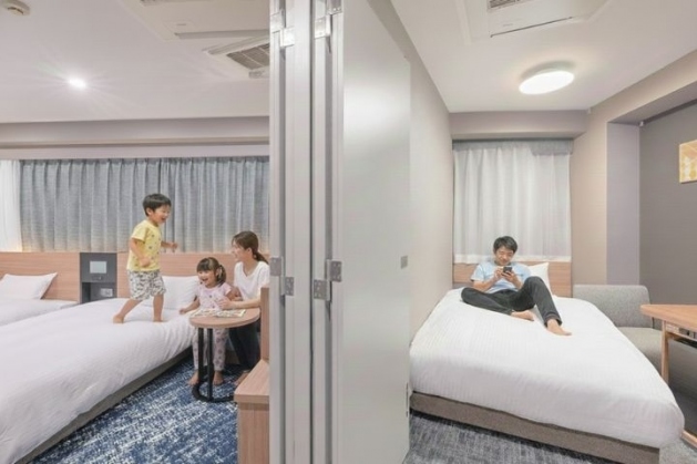 コネクティングルームで寛ぐファミリー