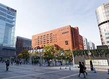 하카타 출입구를 나오면 바로 앞에 니시니혼 시티 은행이 보입니다. 교차로에서 은행쪽으로 건너 갑니다.(지하철로 오시는 분은 니시14출구 또는 니시15출구를 이용하시면 하카타 출입구 방면으로 나갈 수 있습니다.)